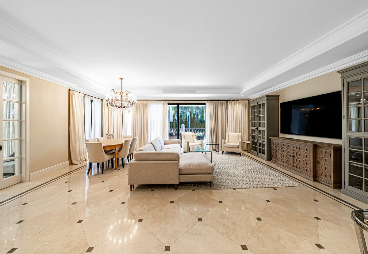 R4993933 - 6 Bedroom Villa in Benahavis, Malaga