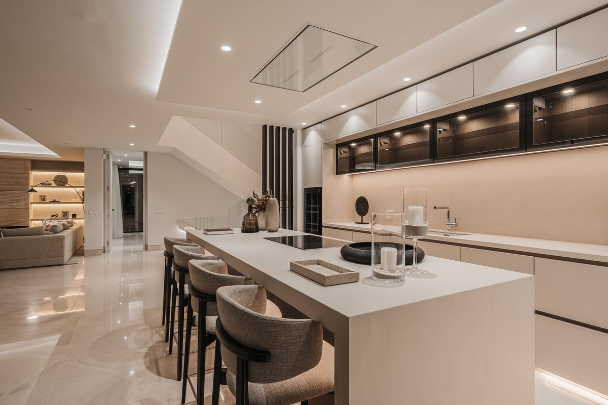 R4817695 - 5 Bedroom Villa in Marbella, Malaga