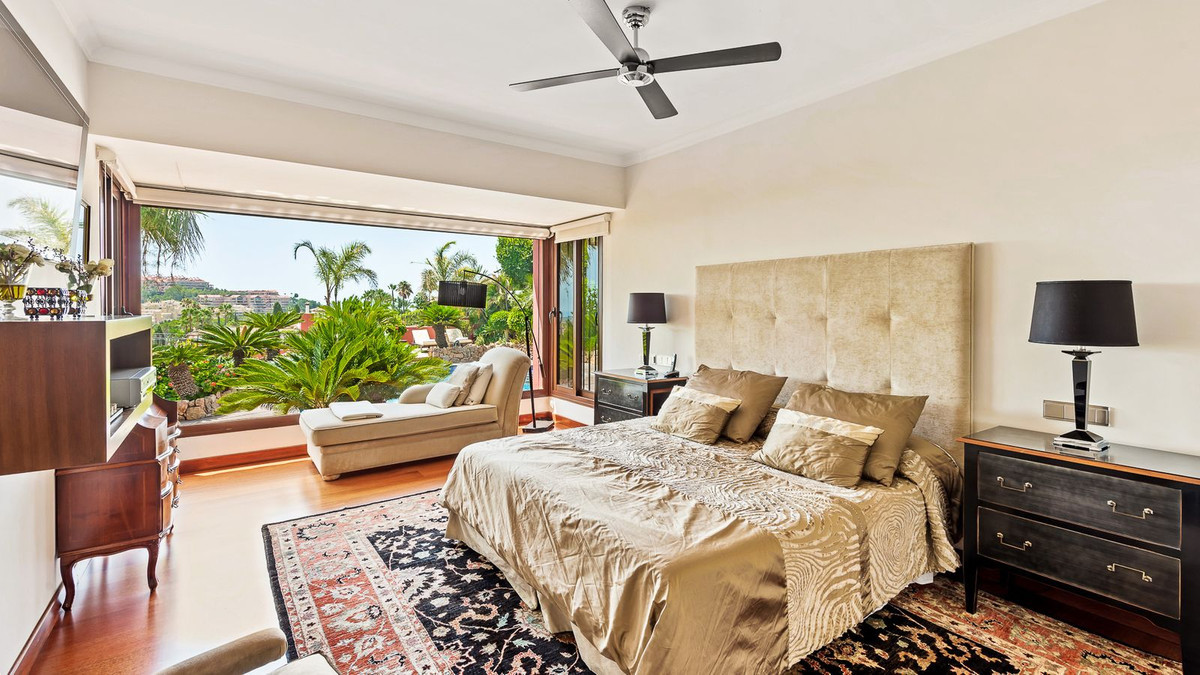 R4814053 - 5 Bedroom Villa in Marbella, Malaga