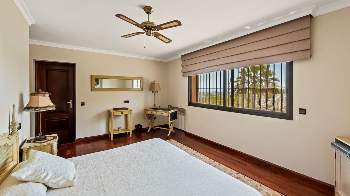 R4814053 - 5 Bedroom Villa in Marbella, Malaga