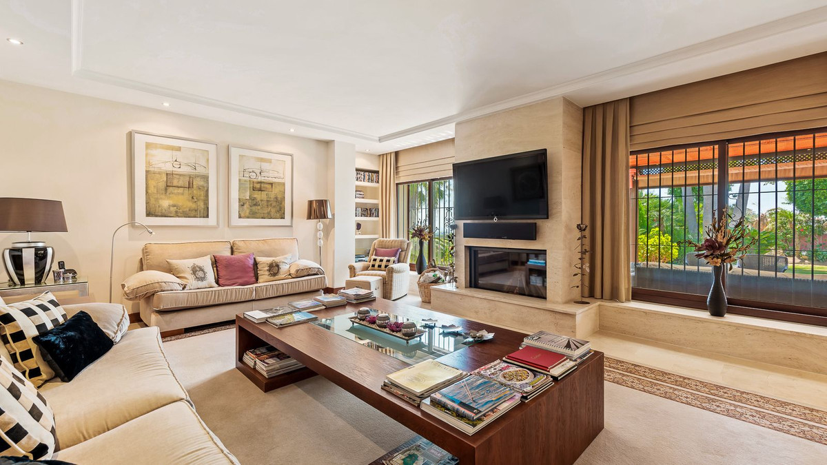 R4814053 - 5 Bedroom Villa in Marbella, Malaga
