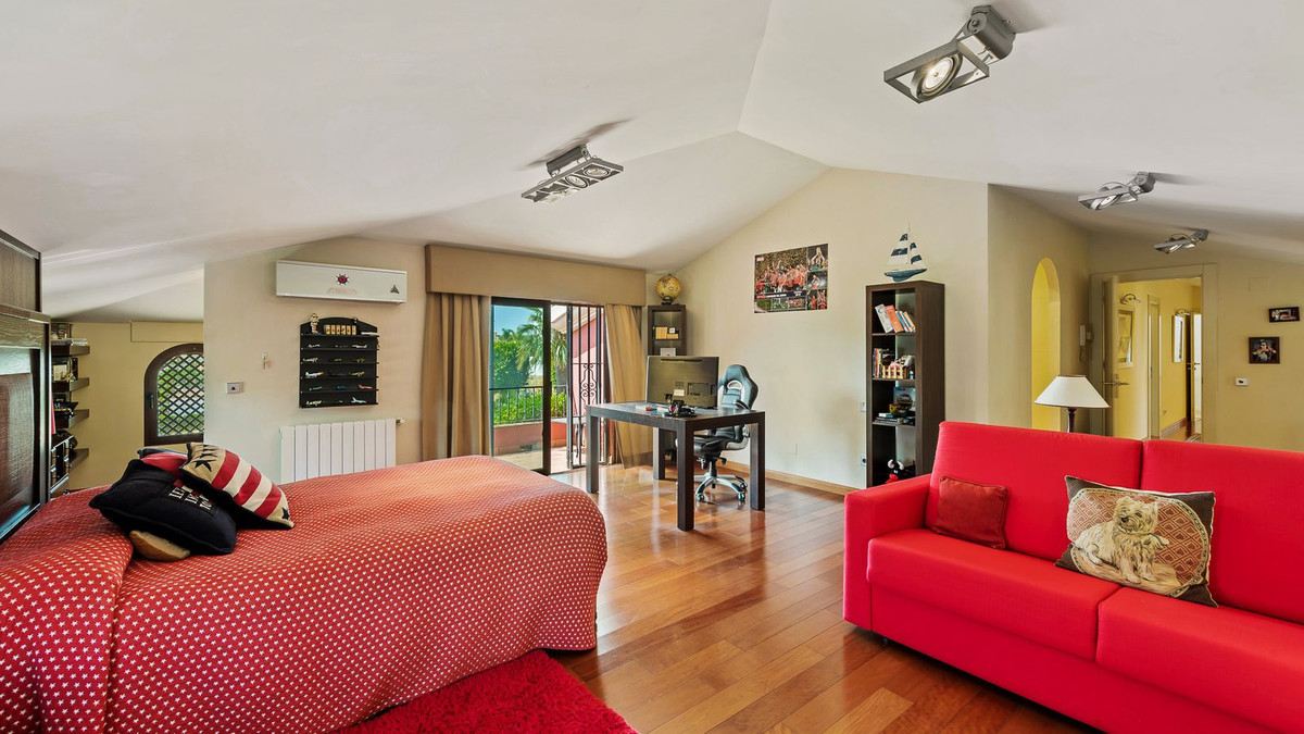 R4814053 - 5 Bedroom Villa in Marbella, Malaga