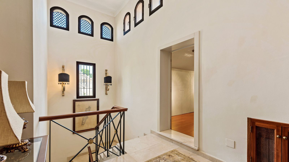 R4814053 - 5 Bedroom Villa in Marbella, Malaga