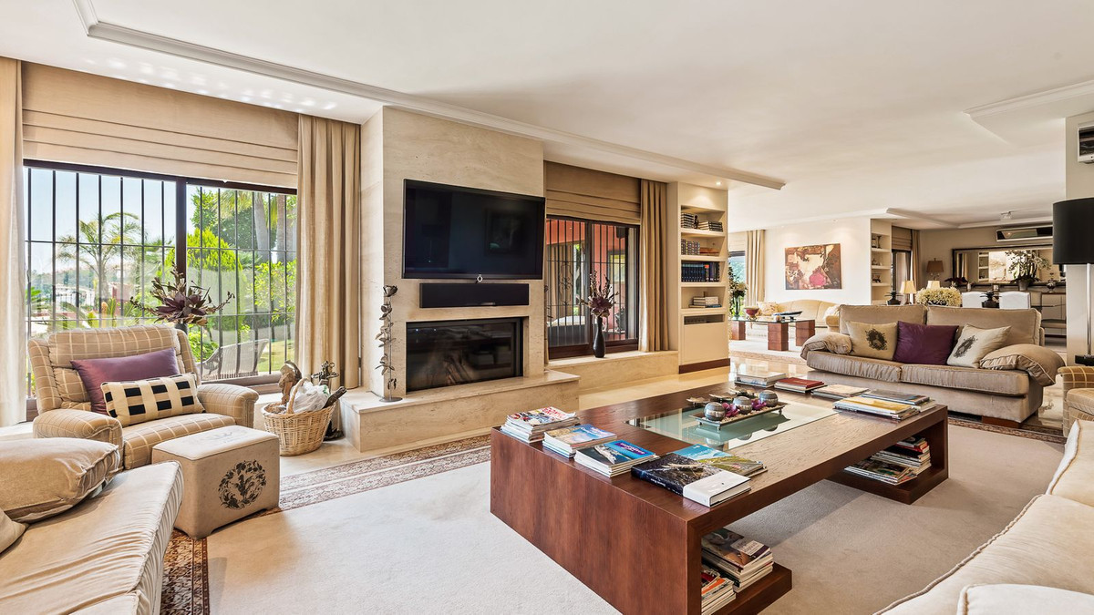 R4814053 - 5 Bedroom Villa in Marbella, Malaga