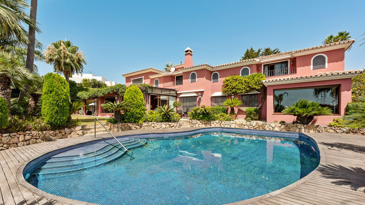 R4814053 - 5 Bedroom Villa in Marbella, Malaga