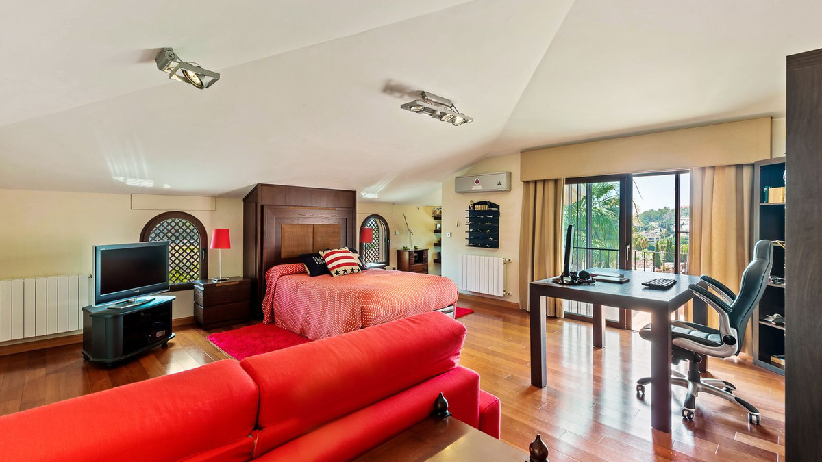 R4814053 - 5 Bedroom Villa in Marbella, Malaga