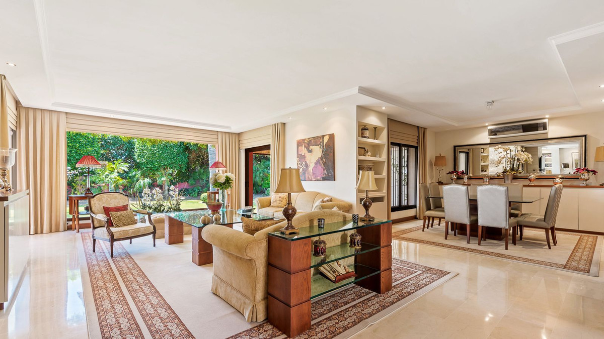 R4814053 - 5 Bedroom Villa in Marbella, Malaga