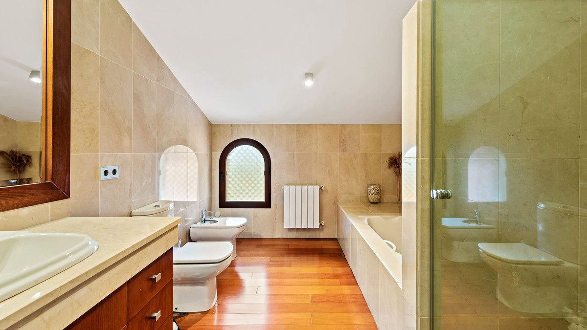 R4814053 - 5 Bedroom Villa in Marbella, Malaga