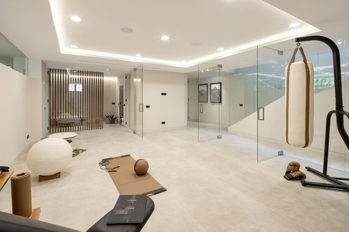 R4810309 - 6 Bedroom Villa in Marbella, Malaga