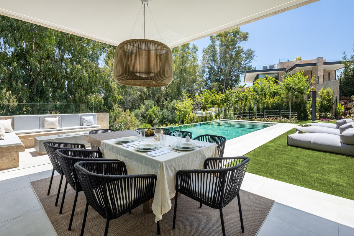 R4810309 - 6 Bedroom Villa in Marbella, Malaga