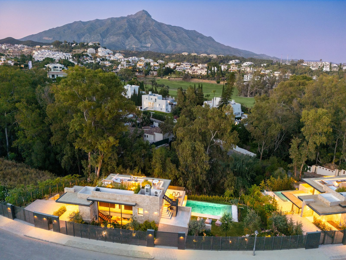 R4810309 - 6 Bedroom Villa in Marbella, Malaga