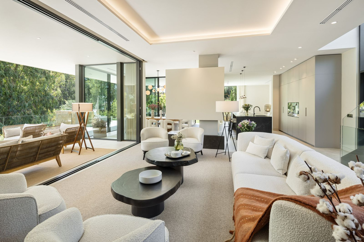 R4810309 - 6 Bedroom Villa in Marbella, Malaga