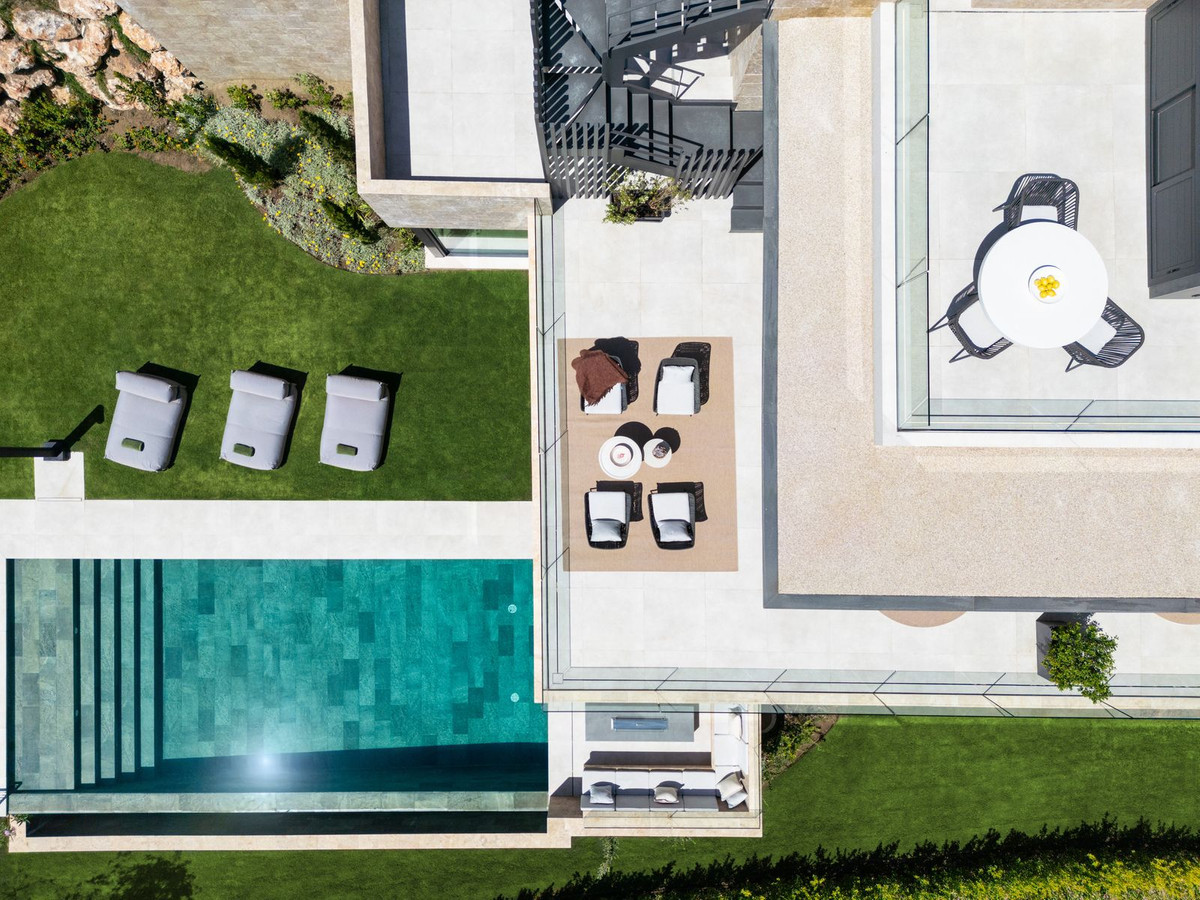 R4810309 - 6 Bedroom Villa in Marbella, Malaga