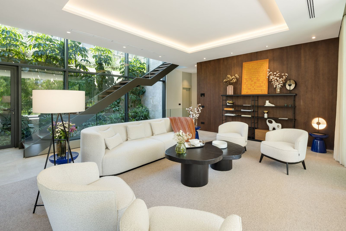 R4810309 - 6 Bedroom Villa in Marbella, Malaga