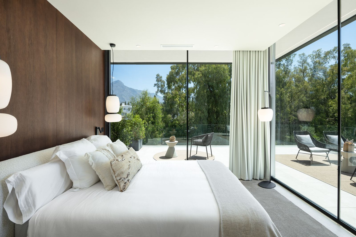 R4810309 - 6 Bedroom Villa in Marbella, Malaga