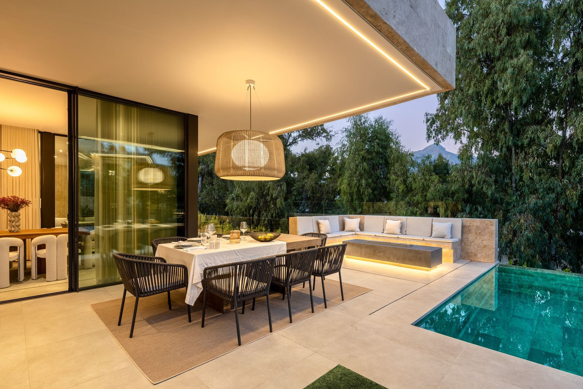 R4810309 - 6 Bedroom Villa in Marbella, Malaga