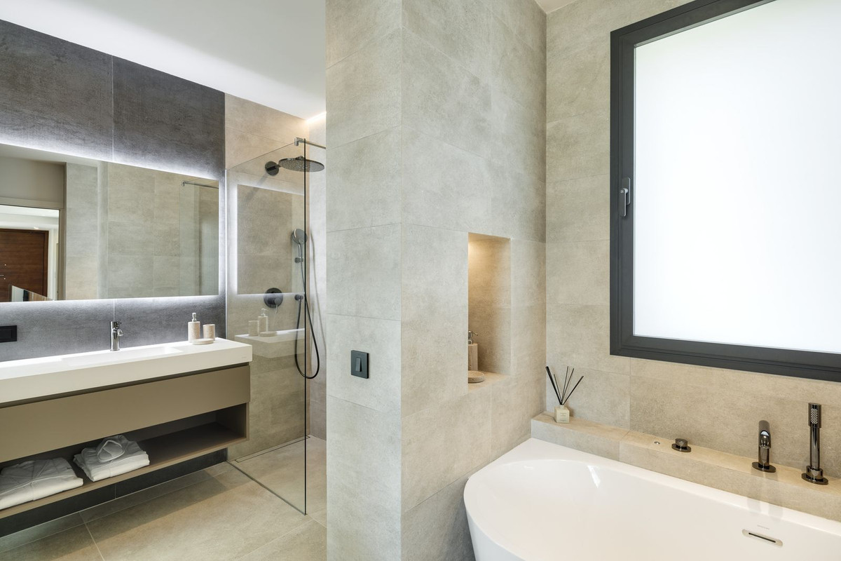R4810309 - 6 Bedroom Villa in Marbella, Malaga