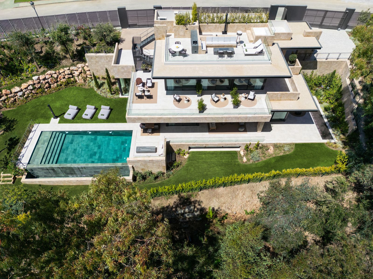 R4810309 - 6 Bedroom Villa in Marbella, Malaga