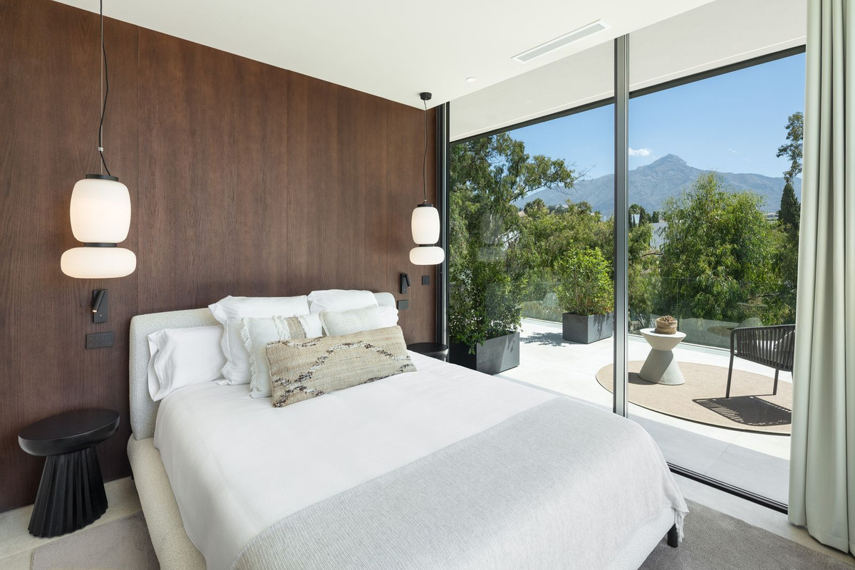 R4810309 - 6 Bedroom Villa in Marbella, Malaga