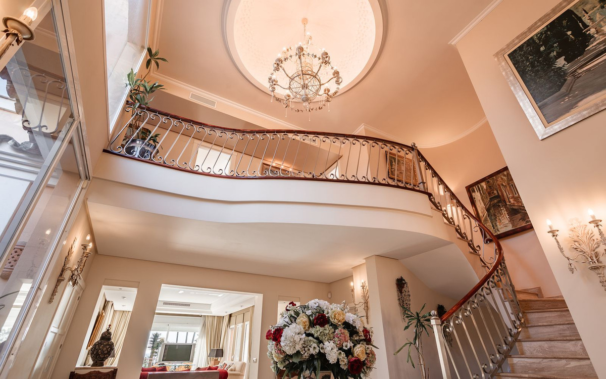 R4810201 - 8 Bedroom Villa in Estepona, Malaga