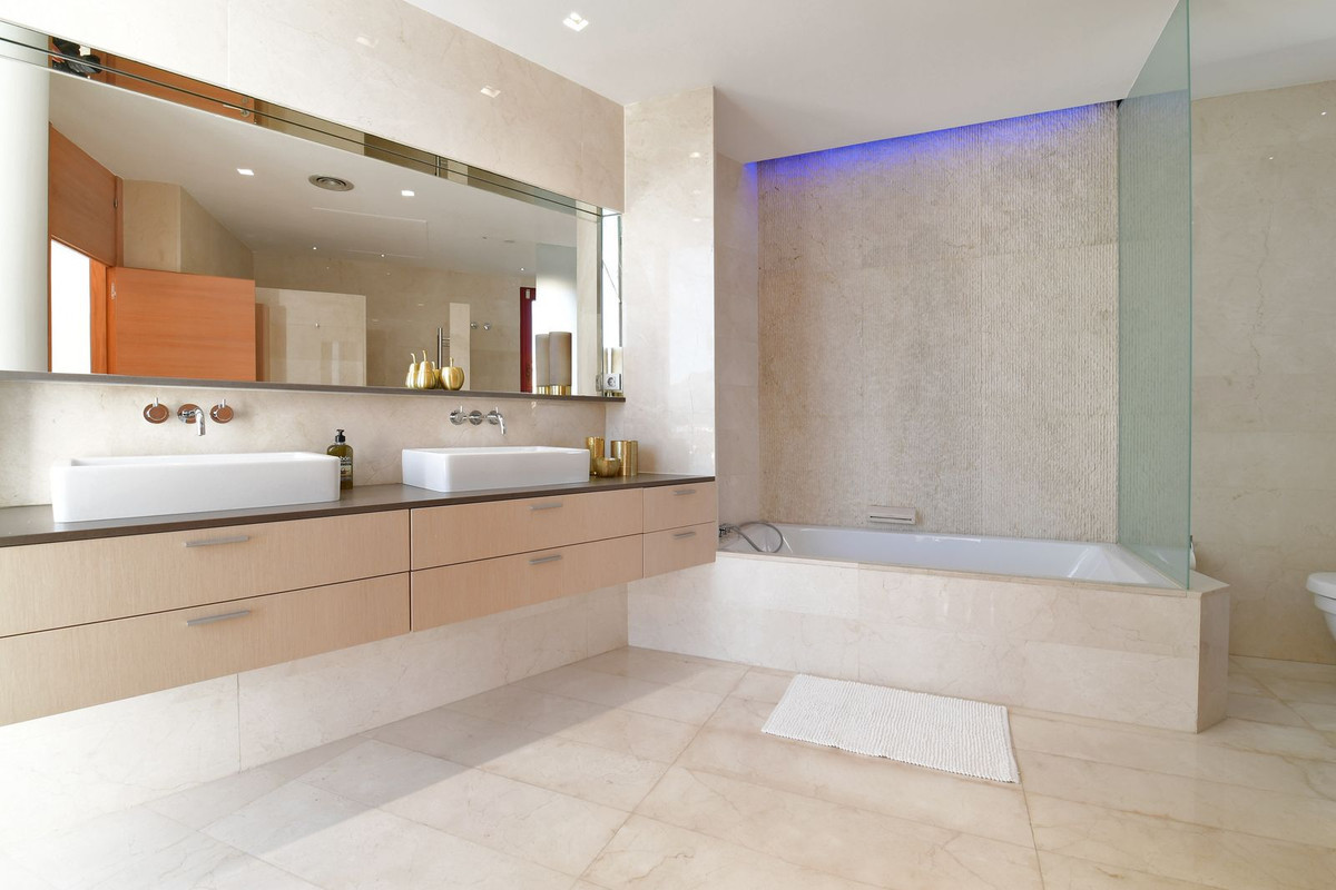 R4826599 - 7 Bedroom Villa in Marbella, Malaga