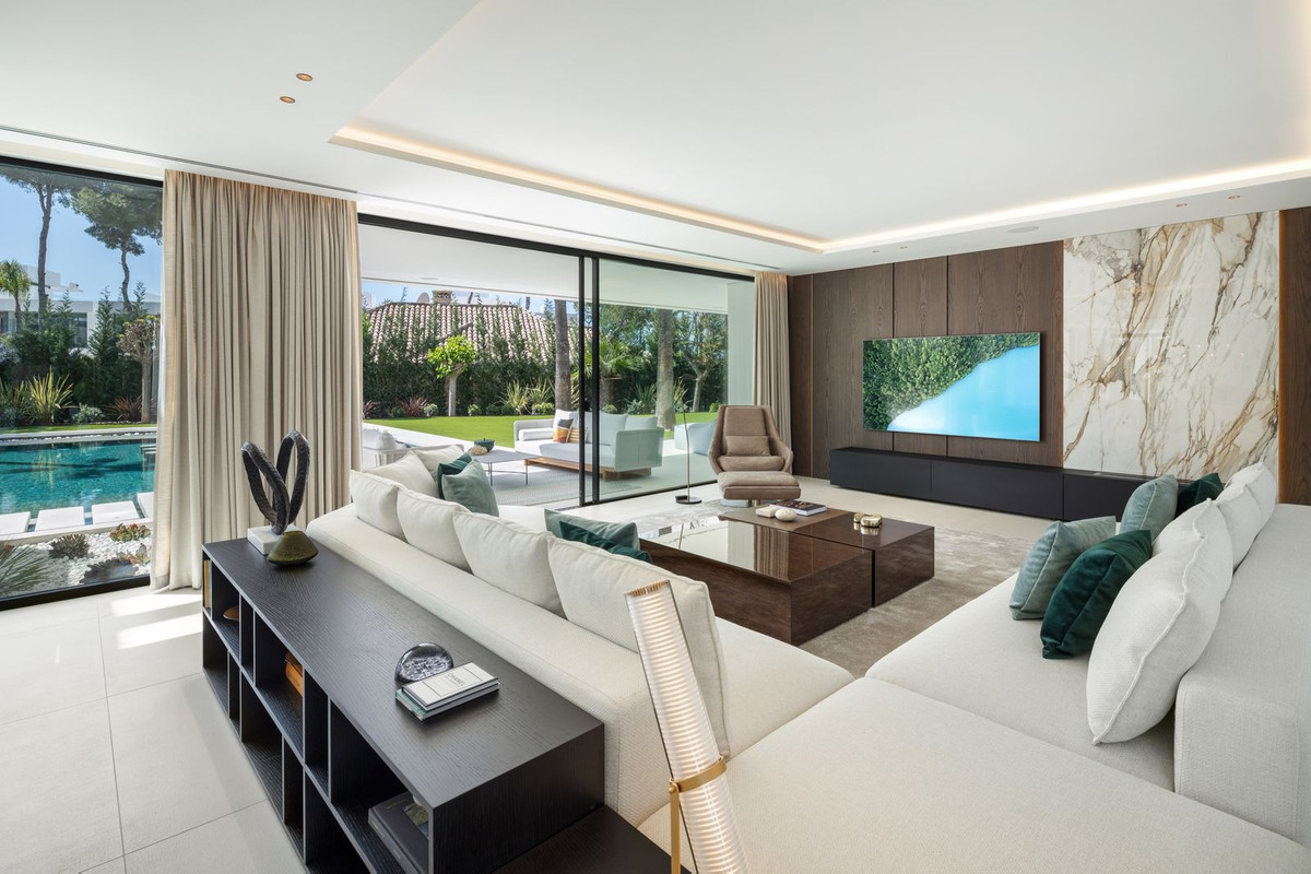 R4832032 - 6 Bedroom Villa in Marbella, Malaga