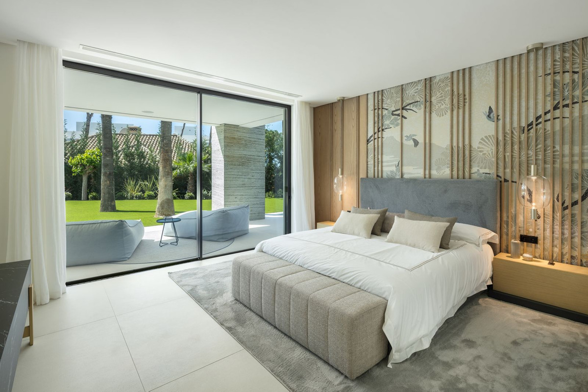 R4832032 - 6 Bedroom Villa in Marbella, Malaga