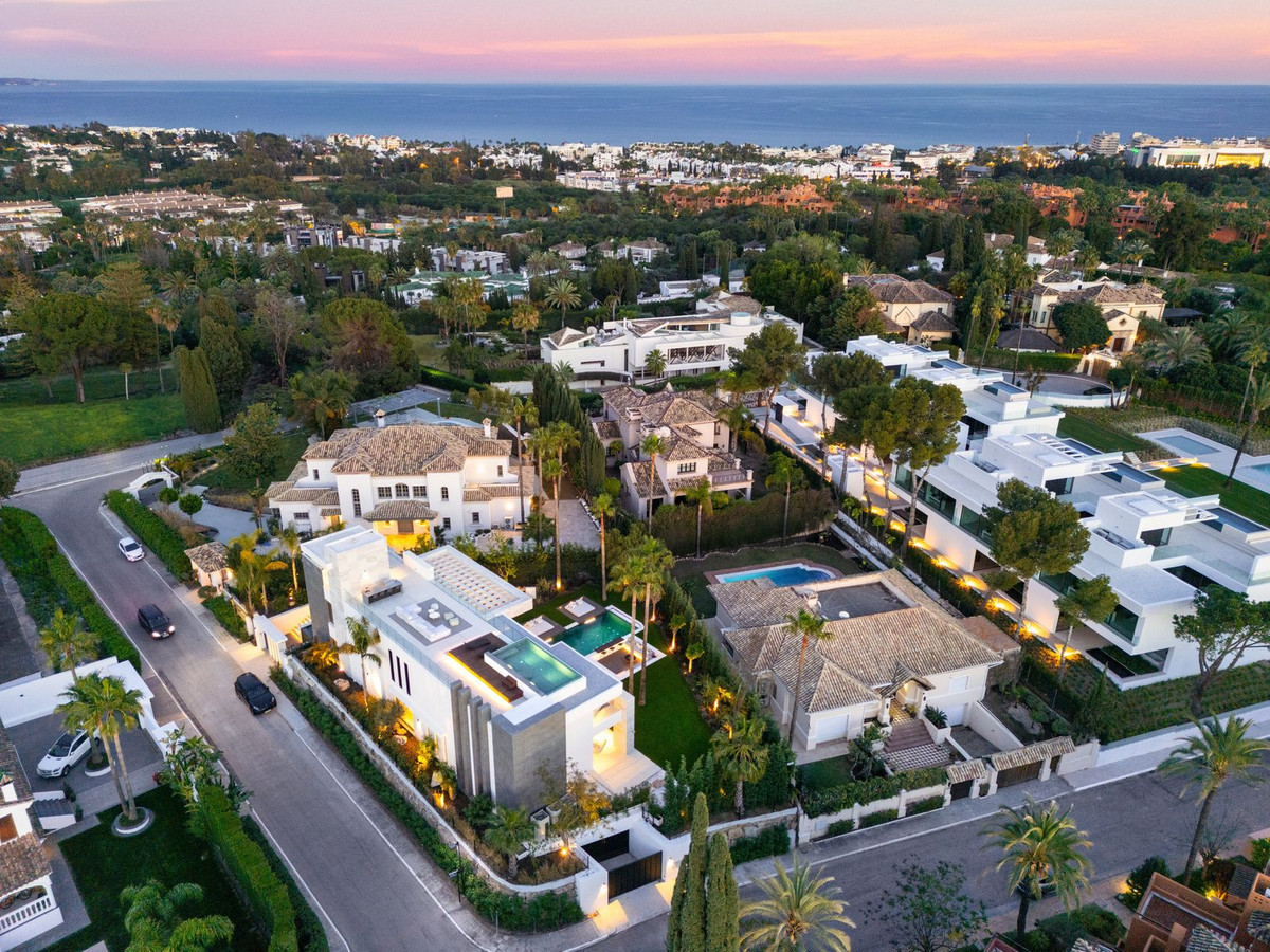 R4832032 - 6 Bedroom Villa in Marbella, Malaga
