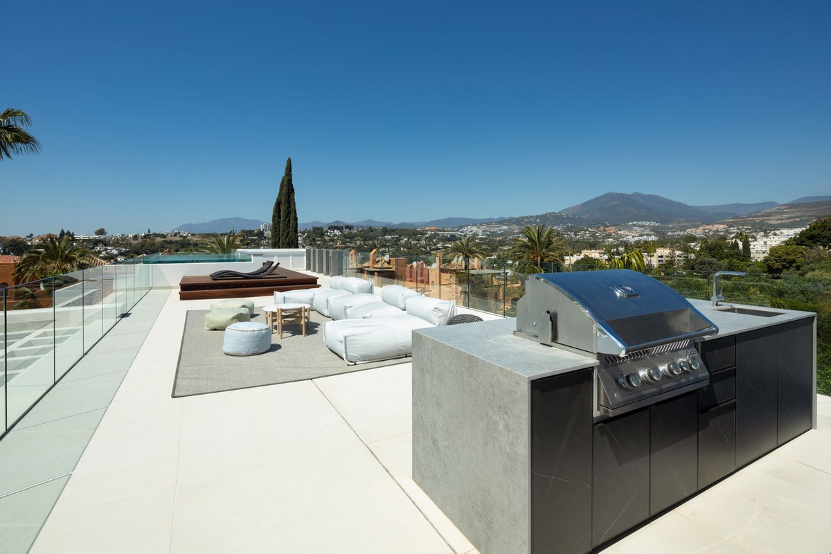 R4832032 - 6 Bedroom Villa in Marbella, Malaga