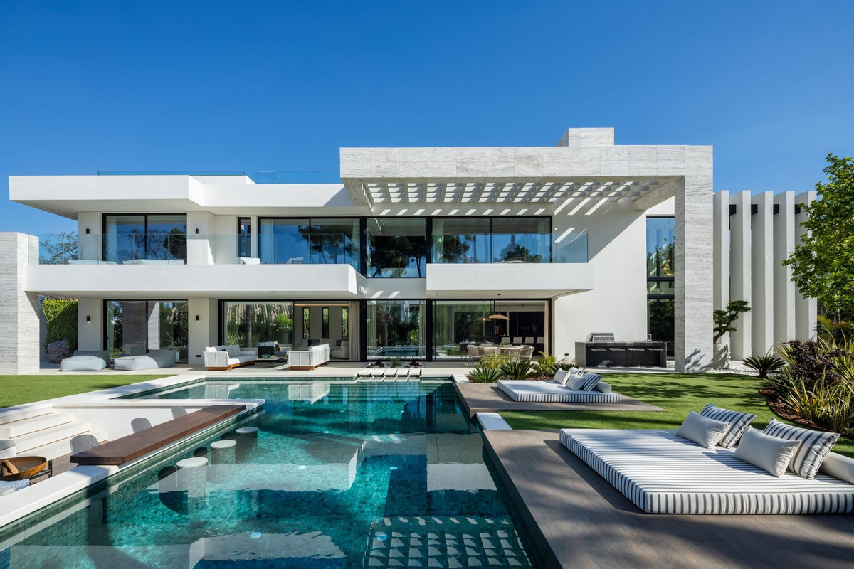 R4832032 - 6 Bedroom Villa in Marbella, Malaga