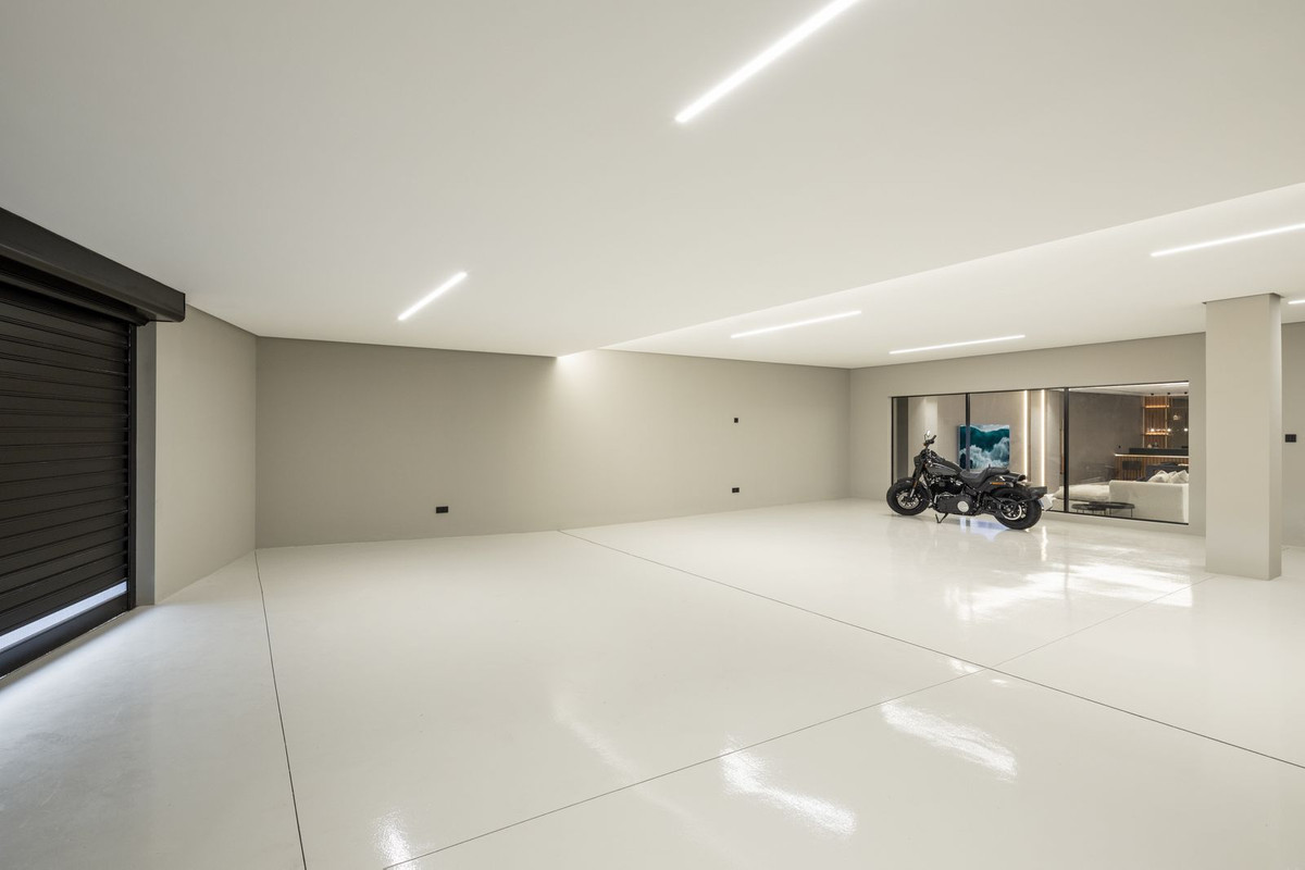 R4832032 - 6 Bedroom Villa in Marbella, Malaga