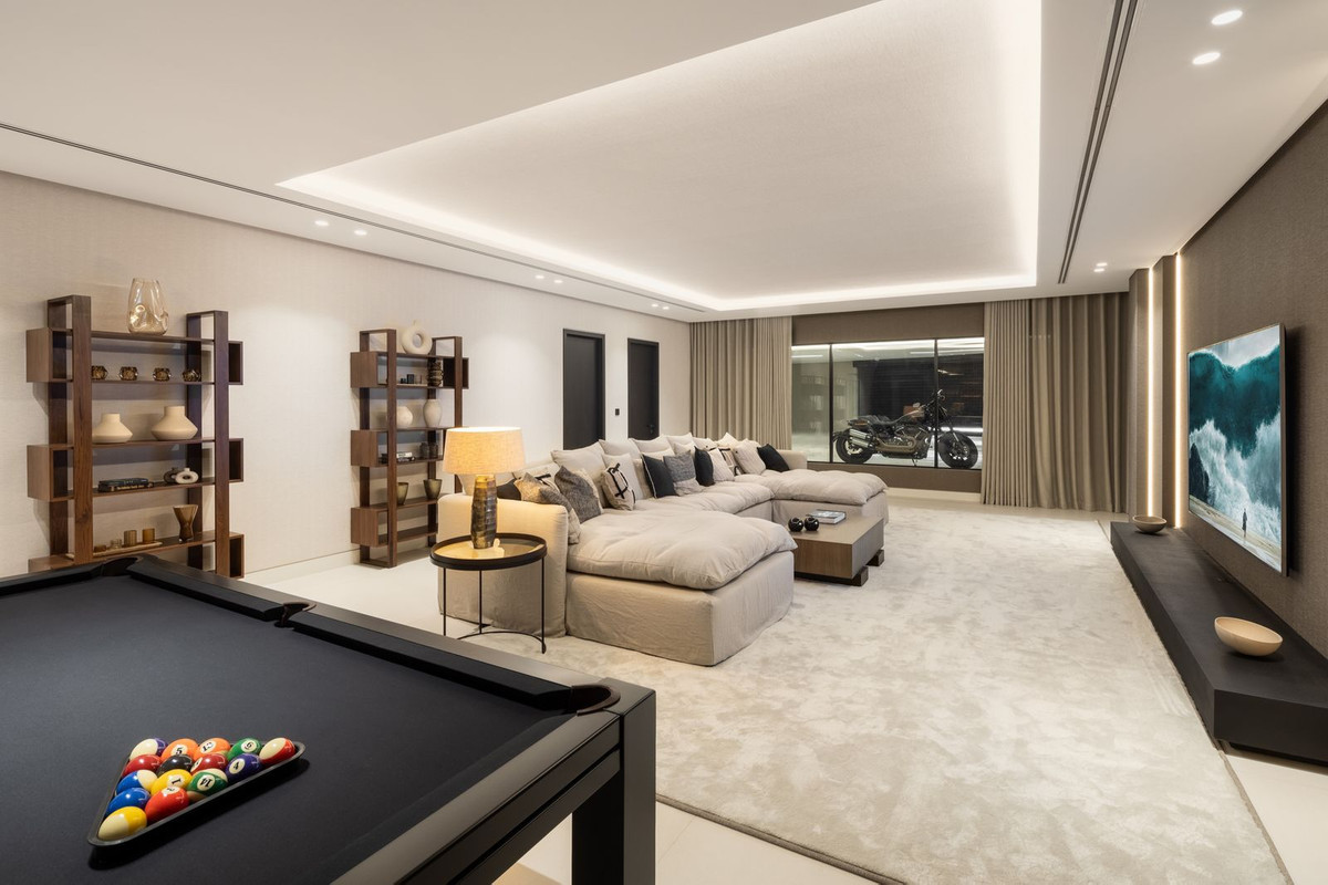 R4832032 - 6 Bedroom Villa in Marbella, Malaga