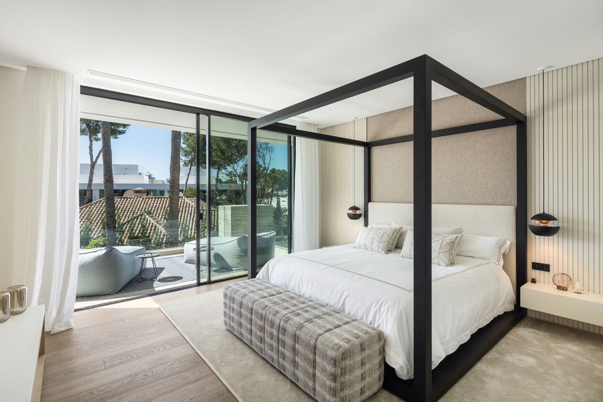 R4832032 - 6 Bedroom Villa in Marbella, Malaga