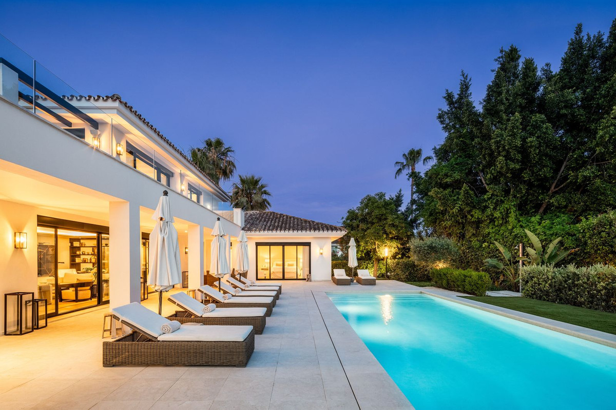 R4896460 - 5 Bedroom Villa in Marbella, Malaga