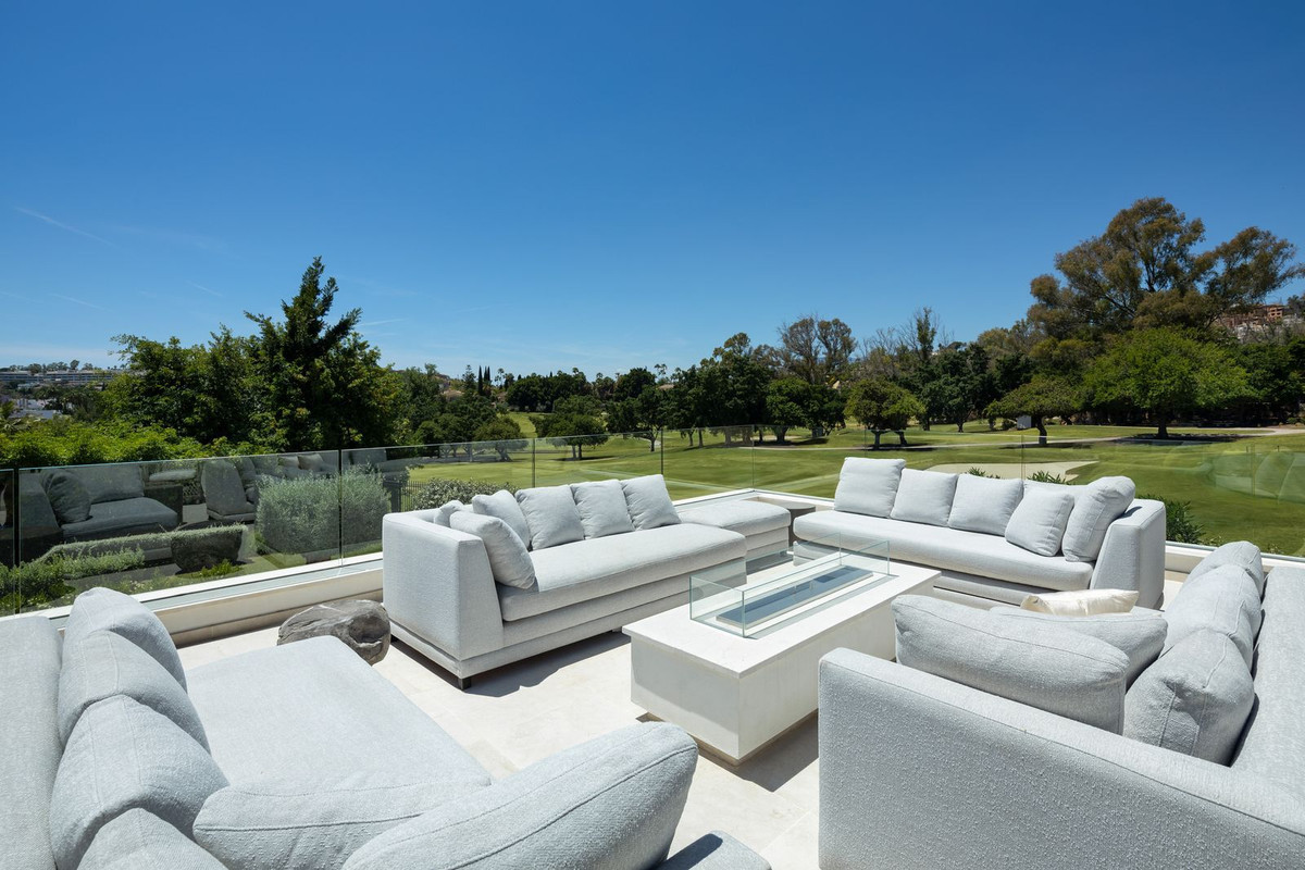 R4896460 - 5 Bedroom Villa in Marbella, Malaga