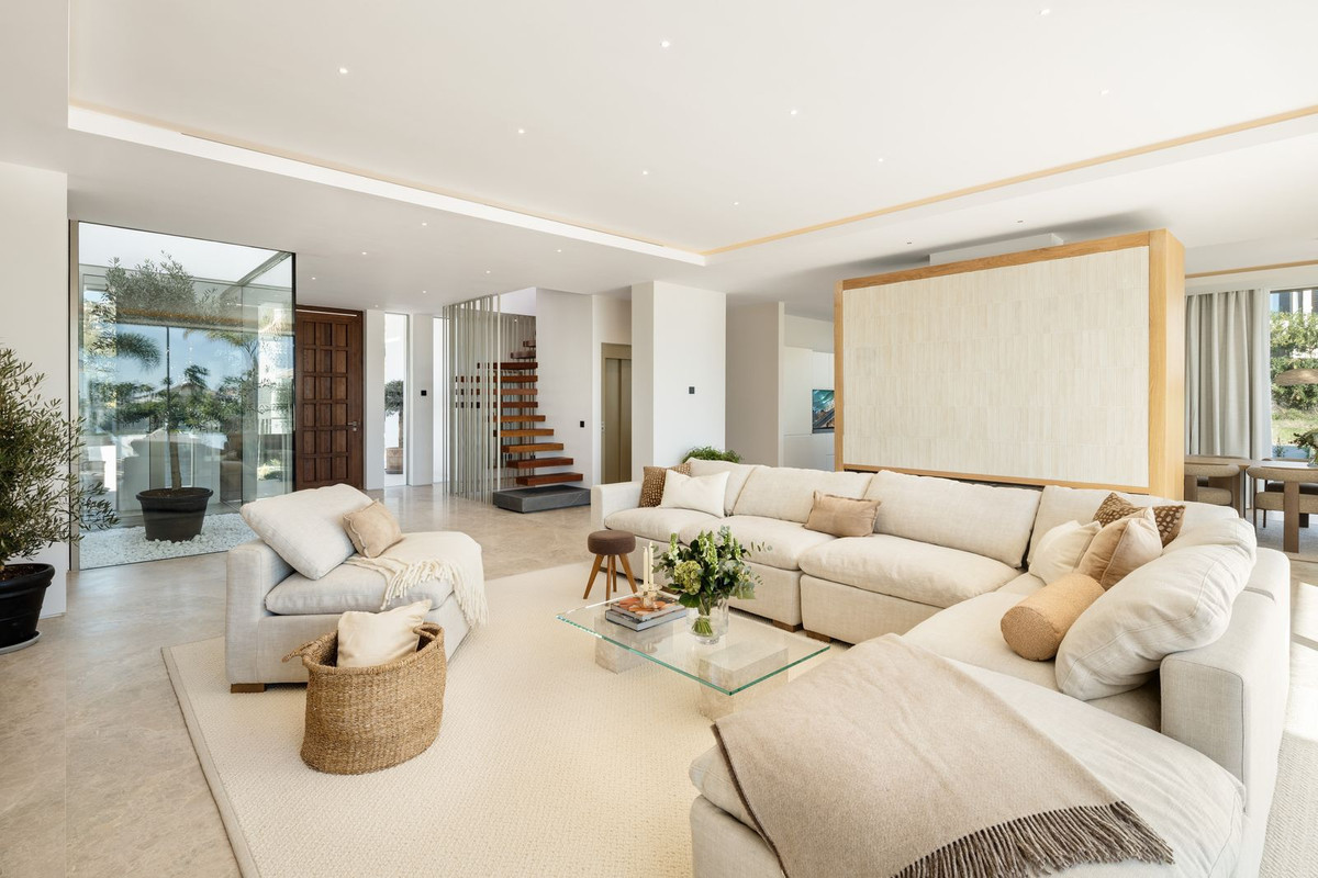 R4898065 - 6 Bedroom Villa in Marbella, Malaga