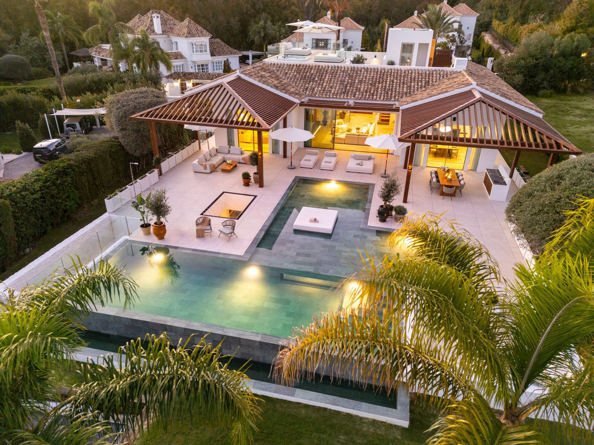 R4898065 - 6 Bedroom Villa in Marbella, Malaga