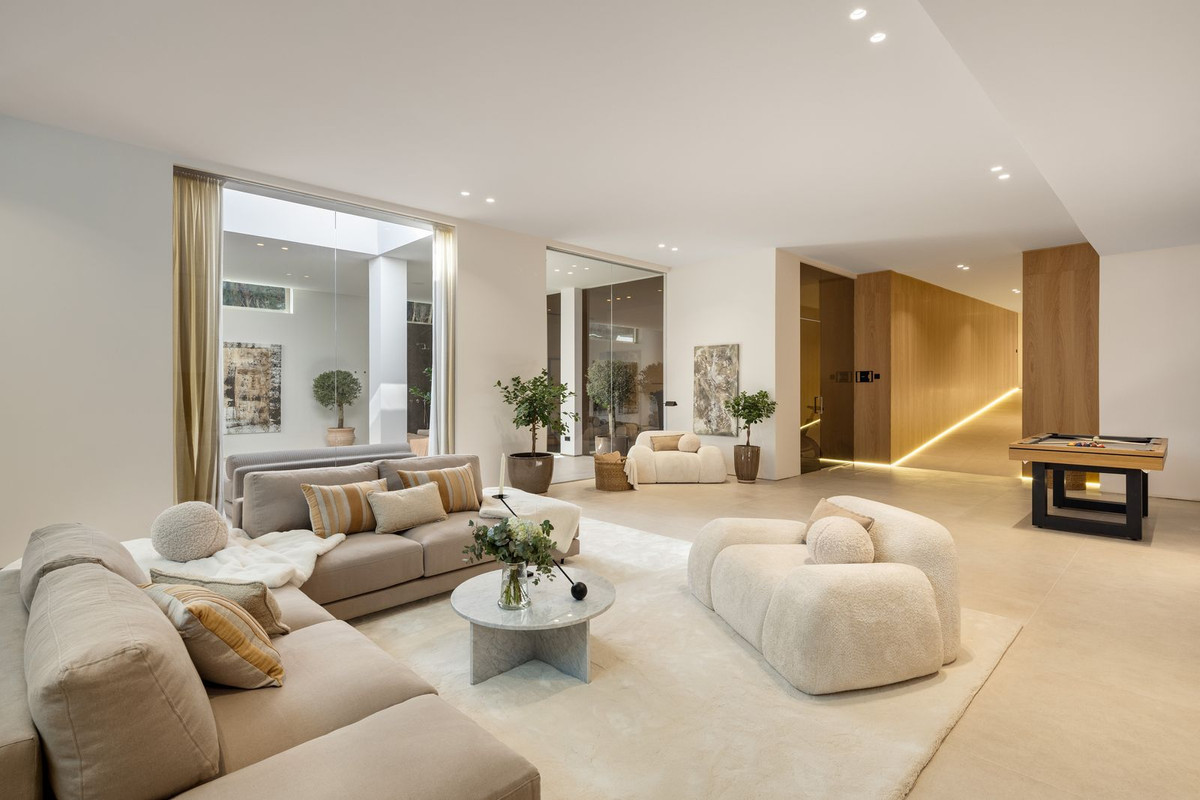 R4898065 - 6 Bedroom Villa in Marbella, Malaga