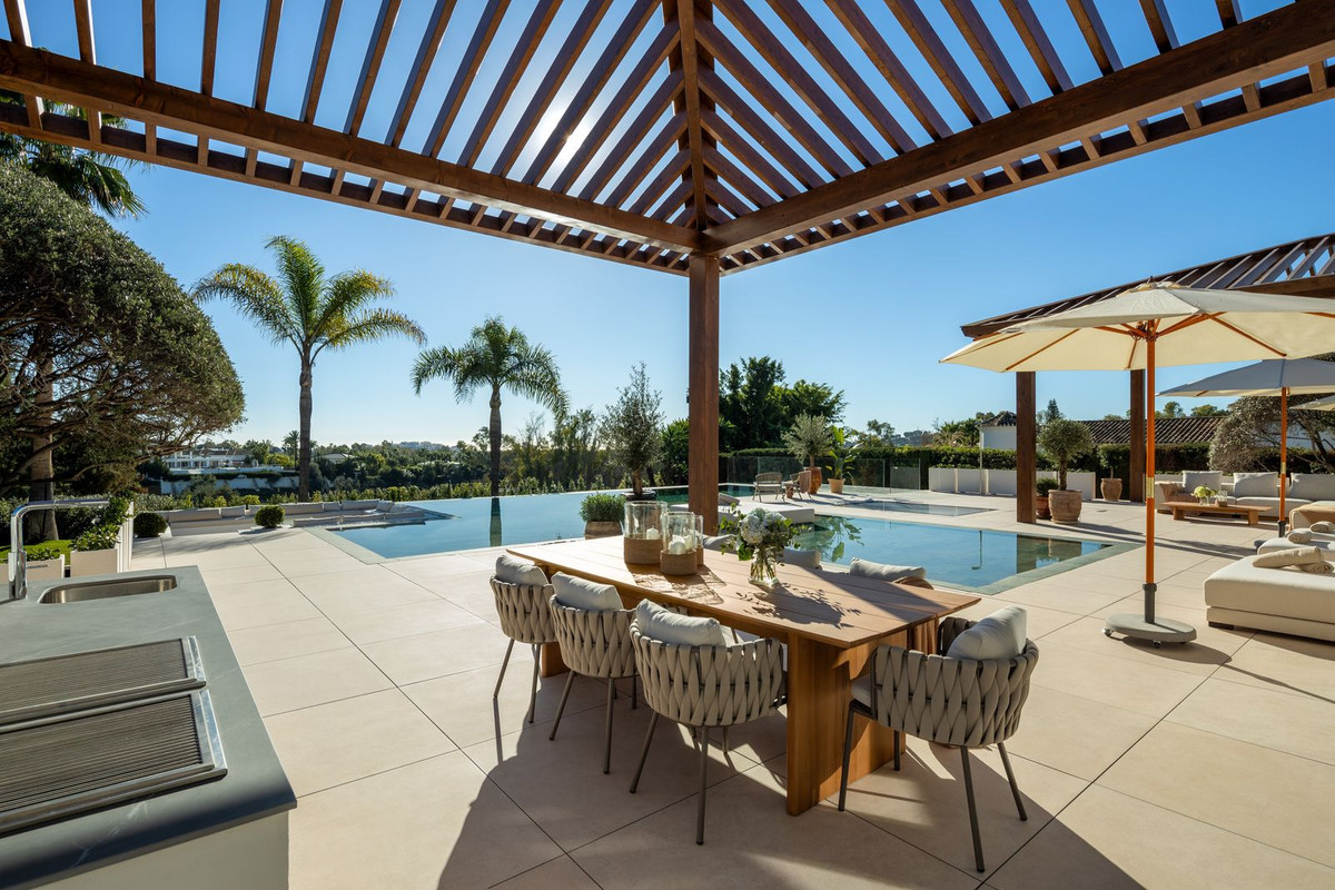 R4898065 - 6 Bedroom Villa in Marbella, Malaga