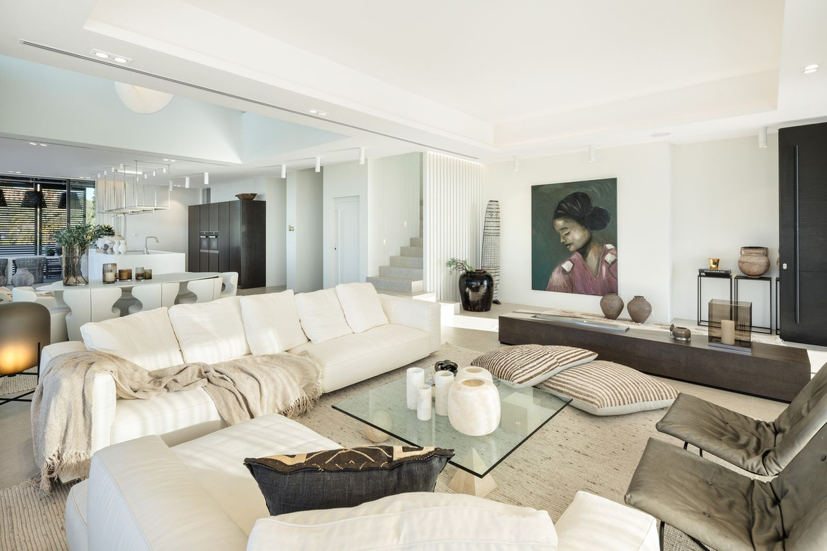 R4872010 - 6 Bedroom Villa in Benahavis, Malaga
