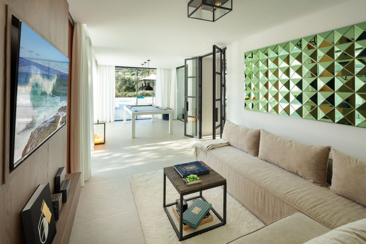 R4872028 - 5 Bedroom Villa in Marbella, Malaga