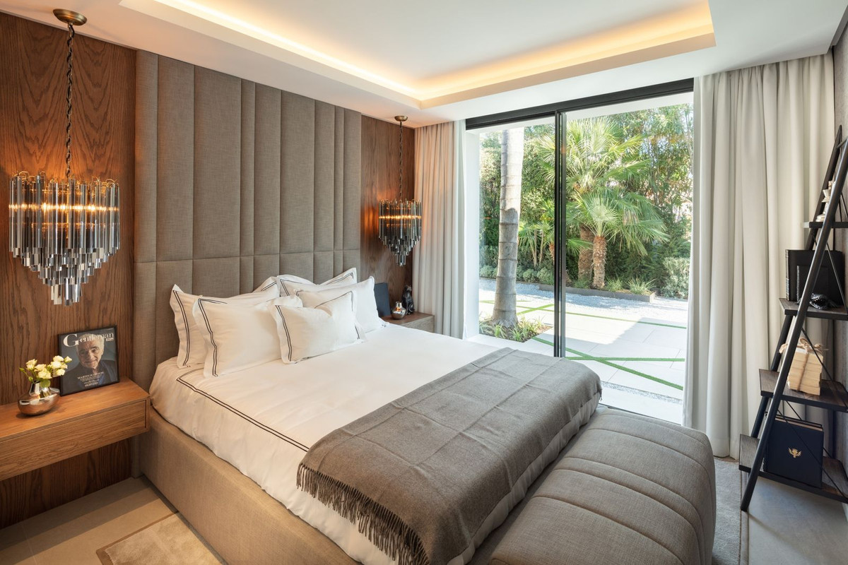 R4872028 - 5 Bedroom Villa in Marbella, Malaga