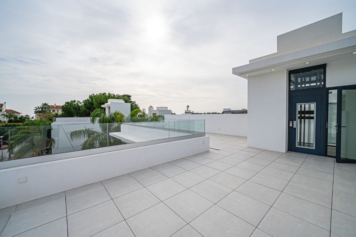 R3575680 - 4 Bedroom Villa in Marbella, Malaga