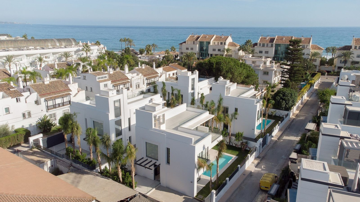 R3575680 - 4 Bedroom Villa in Marbella, Malaga R3575680 - 4 Bedroom Villa in Marbella, Malaga