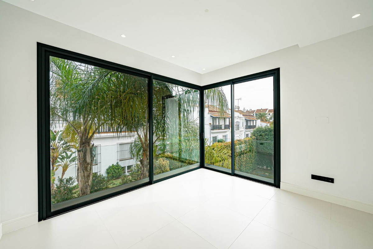 R3575680 - 4 Bedroom Villa in Marbella, Malaga