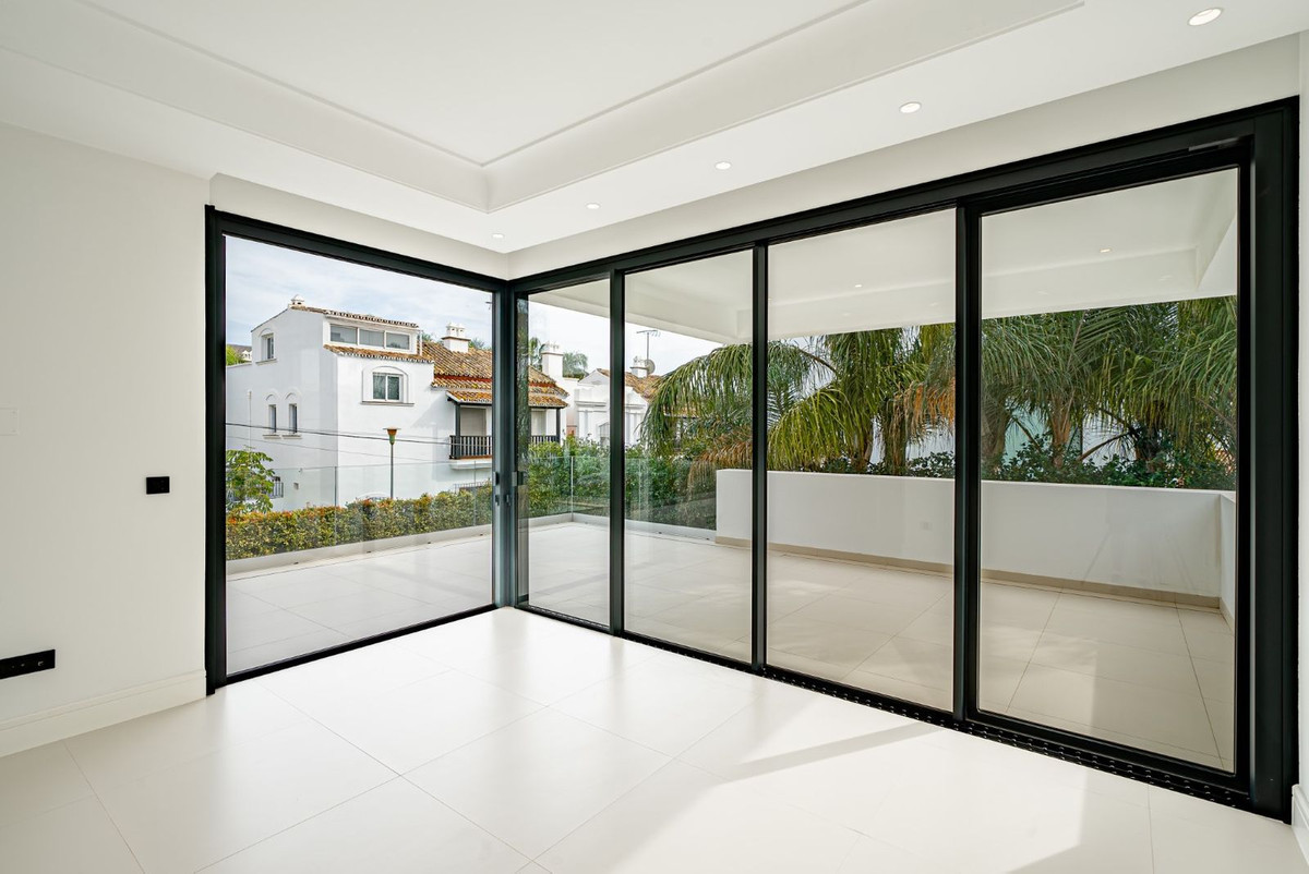 R3575680 - 4 Bedroom Villa in Marbella, Malaga