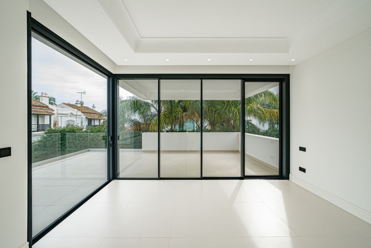 R3575680 - 4 Bedroom Villa in Marbella, Malaga