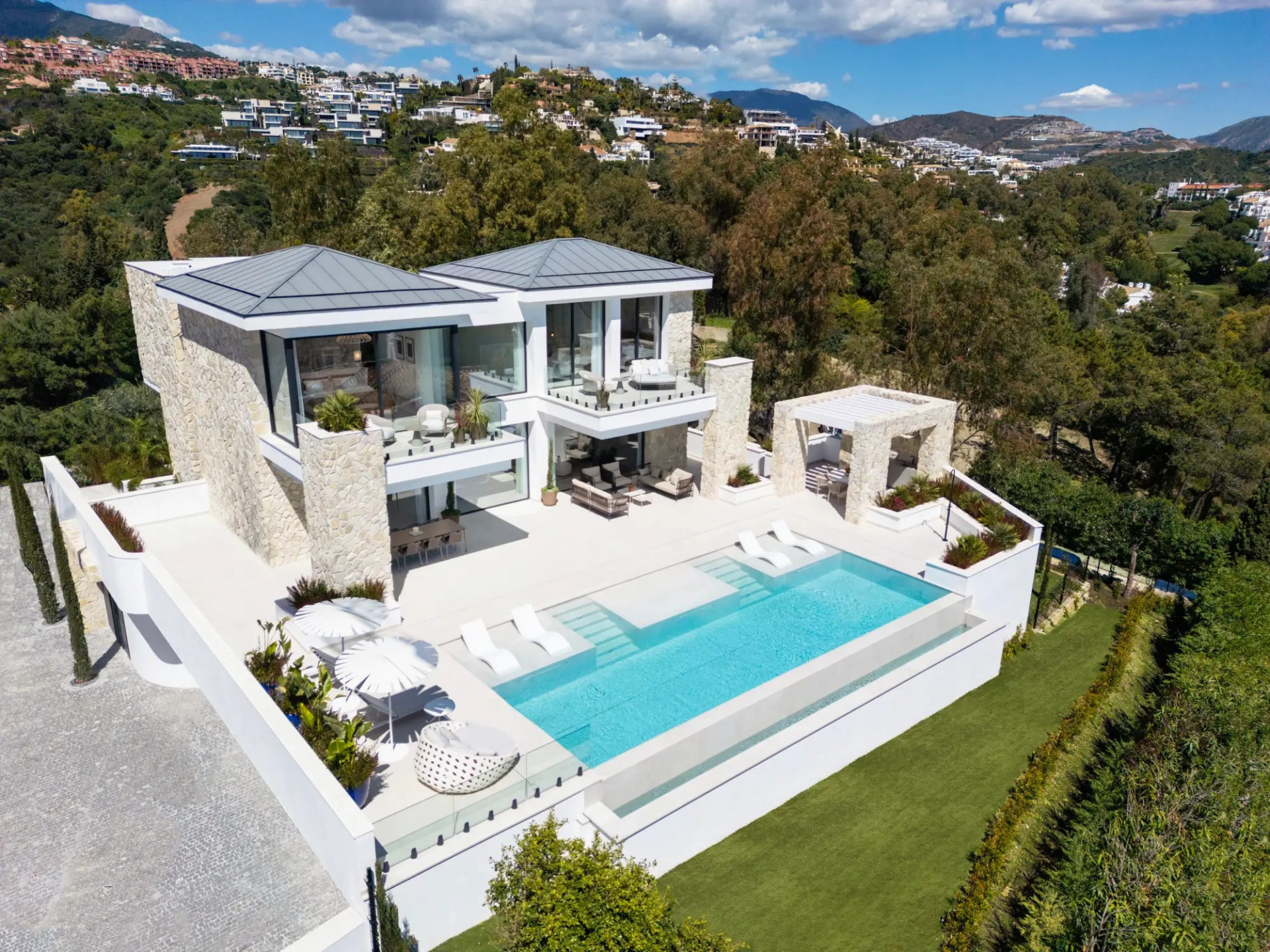 951-00004P - 5 Bedroom Villa in Benahavis, Malaga