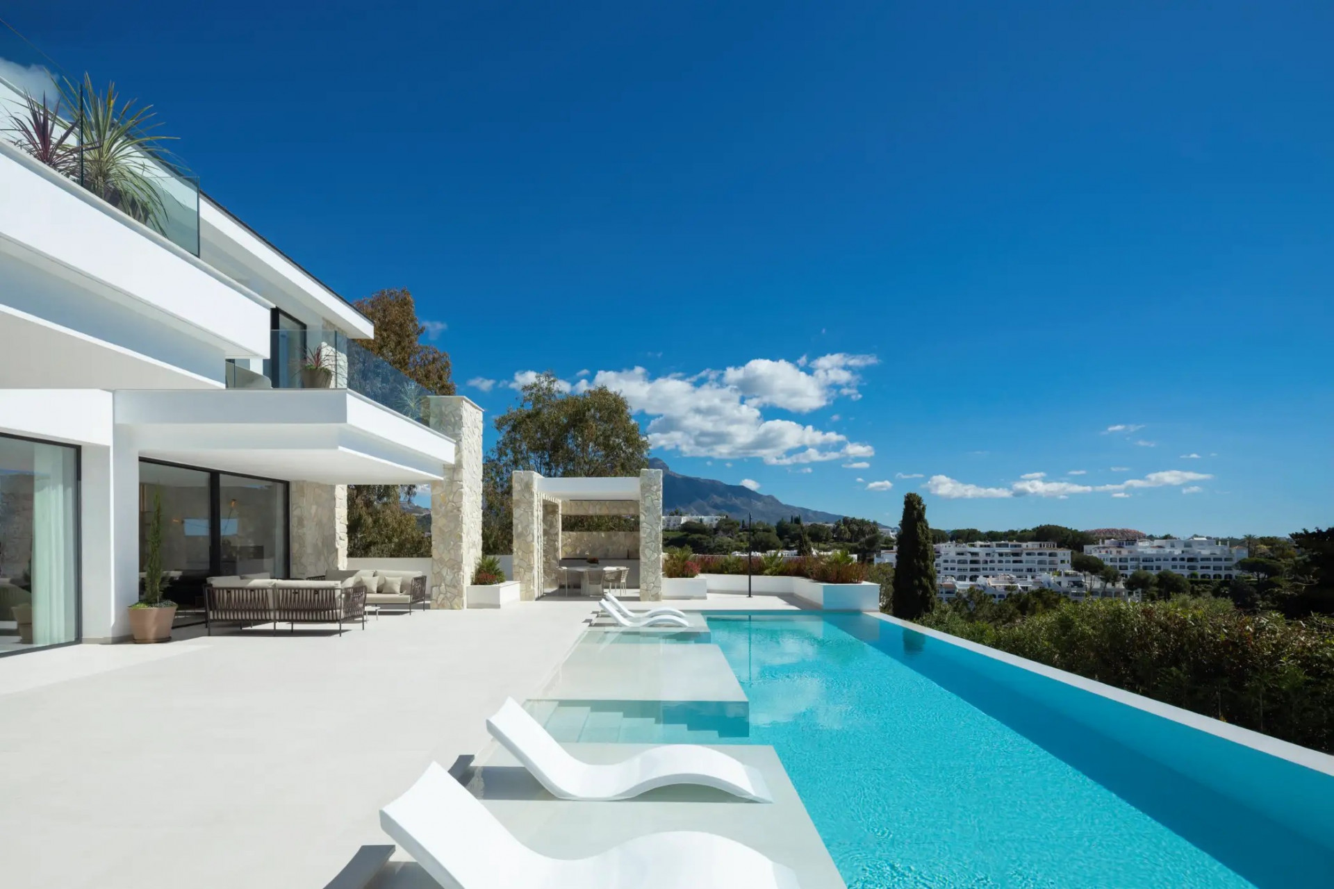 951-00004P - 5 Bedroom Villa in Benahavis, Malaga