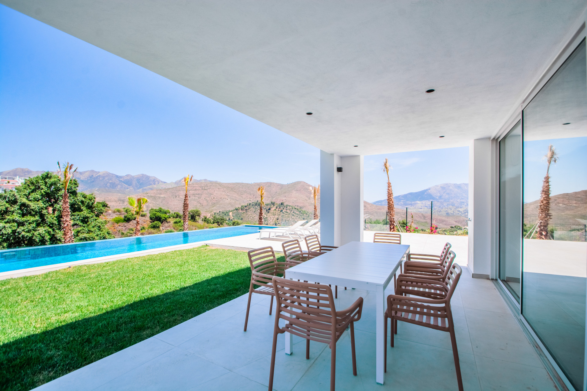 951-00007P - 3 Bedroom Villa in Marbella, Malaga